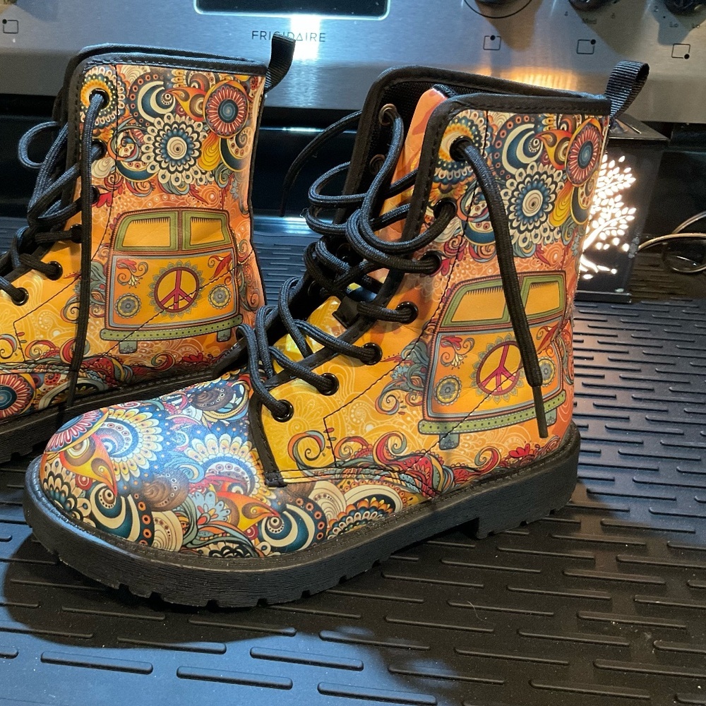 Yes We Vibe Colorful Hippie Van Boots, Size 6, Excellent Condition - Picture 7 of 11